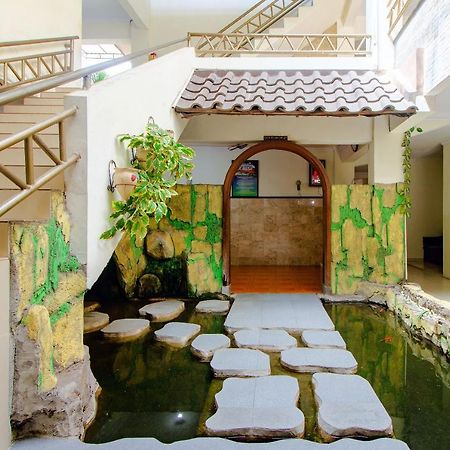 Oyo 1683 Hotel Musafira Syariah Джокякарта Екстериор снимка