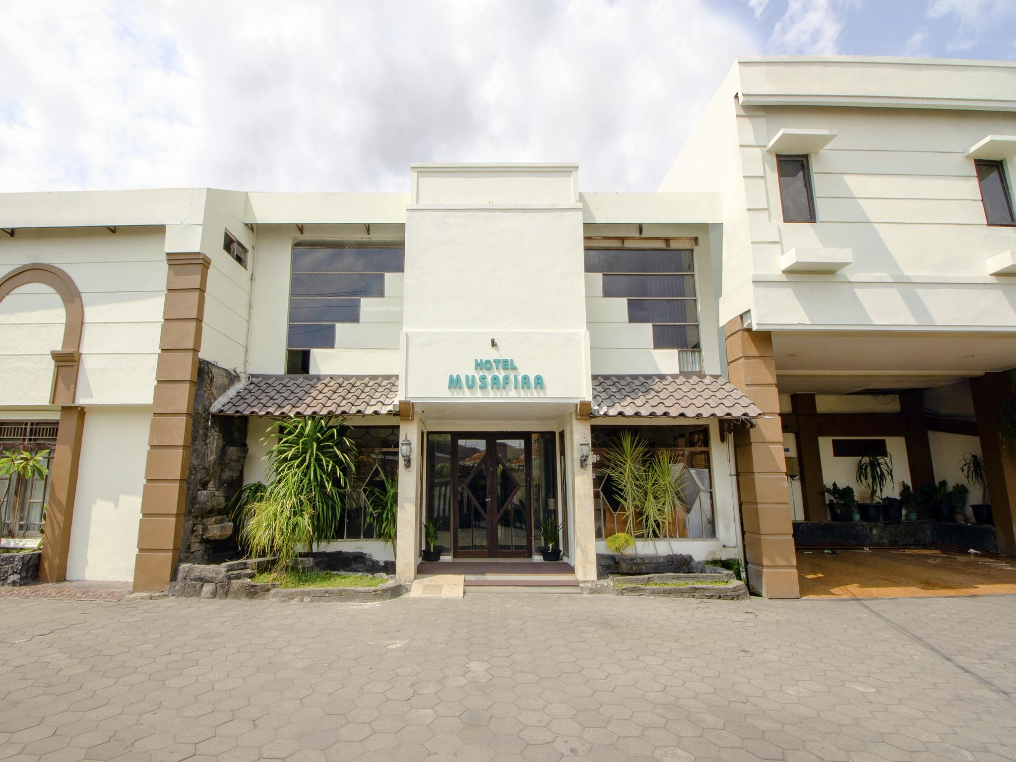Oyo 1683 Hotel Musafira Syariah Джокякарта Екстериор снимка