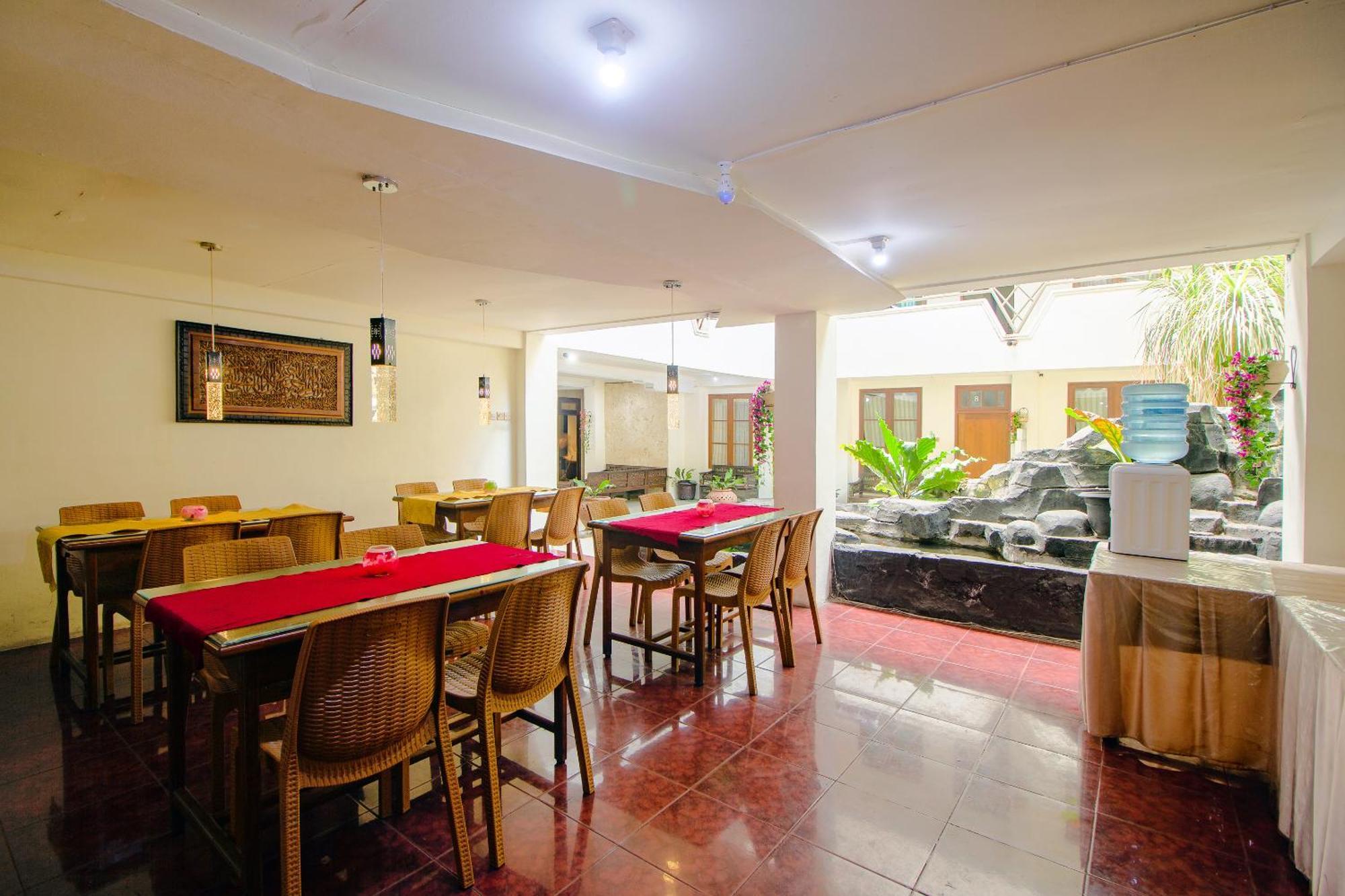 Oyo 1683 Hotel Musafira Syariah Джокякарта Екстериор снимка